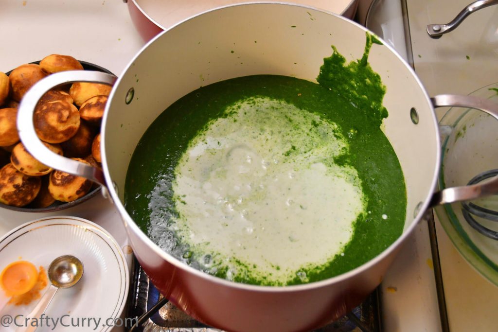 Palak-kadhi-pakoda-low-fat-spinach-kadhi