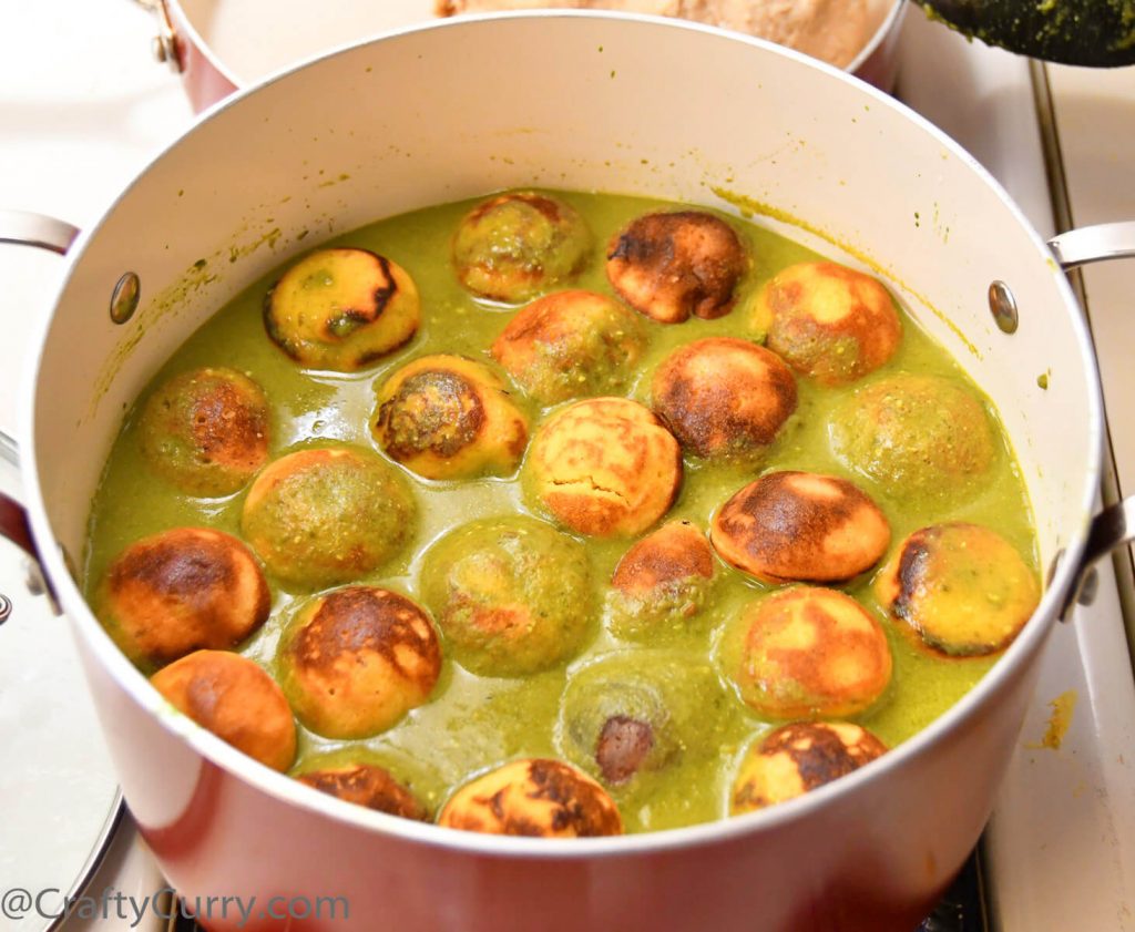 Palak-kadhi-pakoda-low-fat-spinach-kadhi